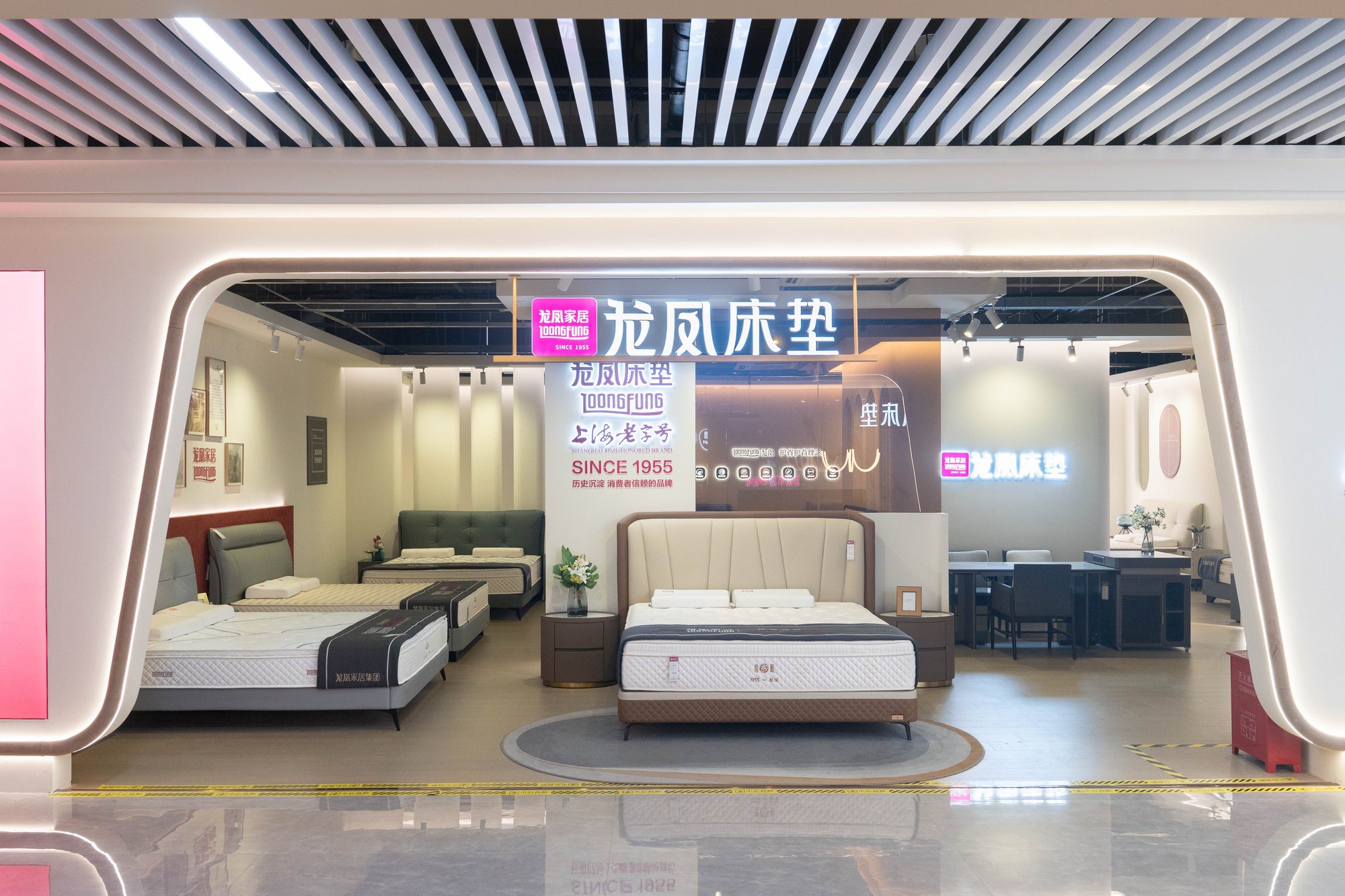 龙凤展厅内景：多系列床垫体验区