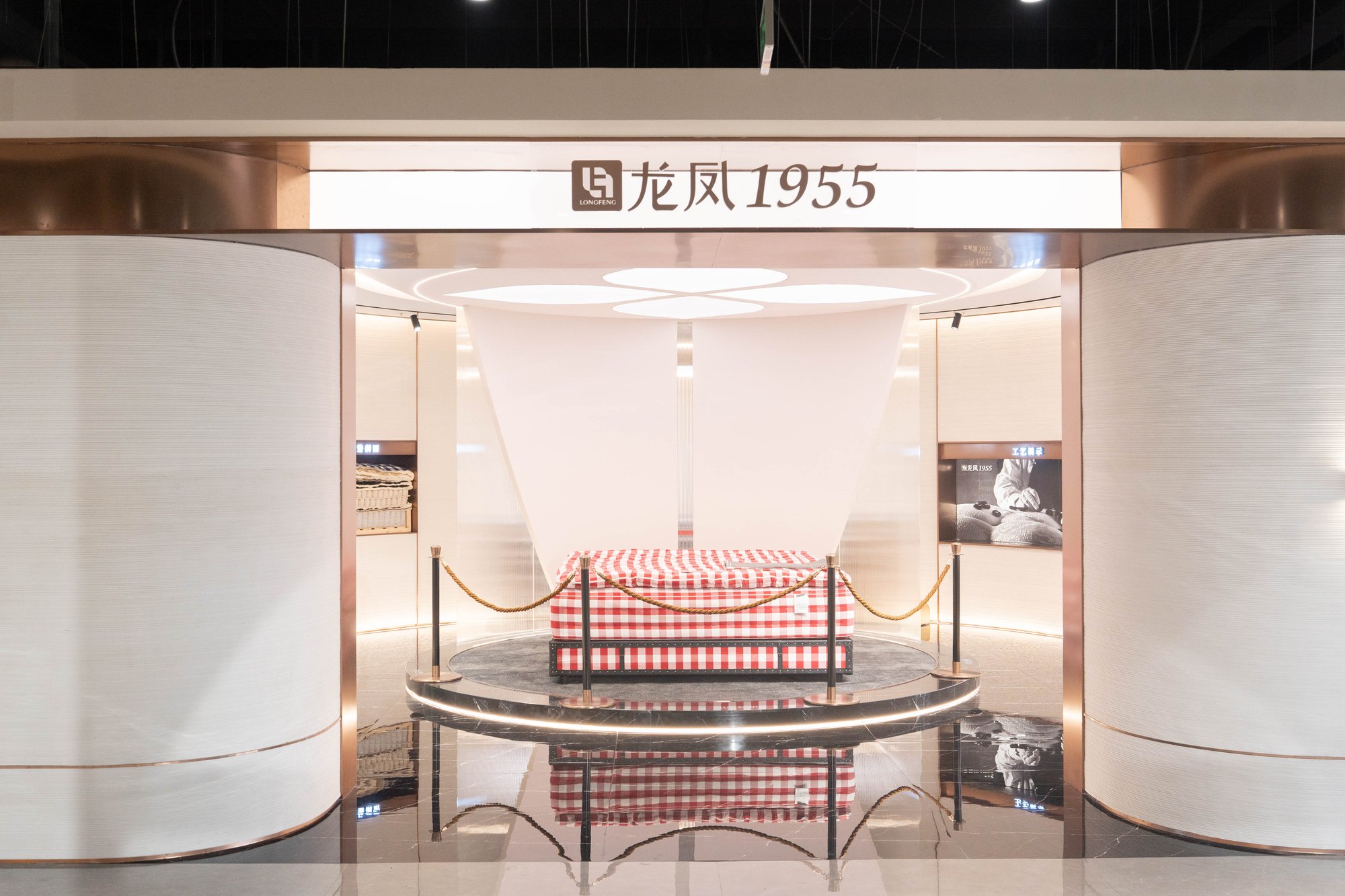 龙凤家居工厂展厅内景