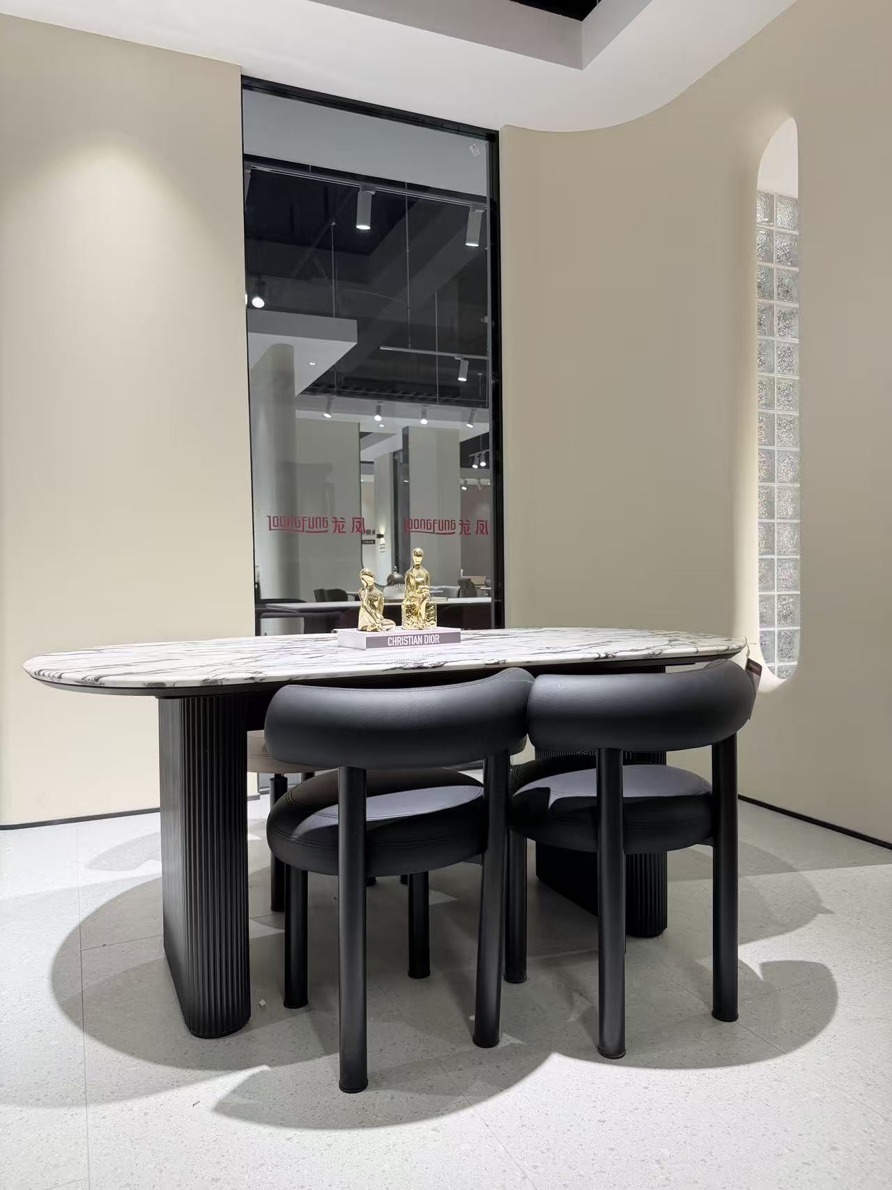 展厅内明码标价的家具展示